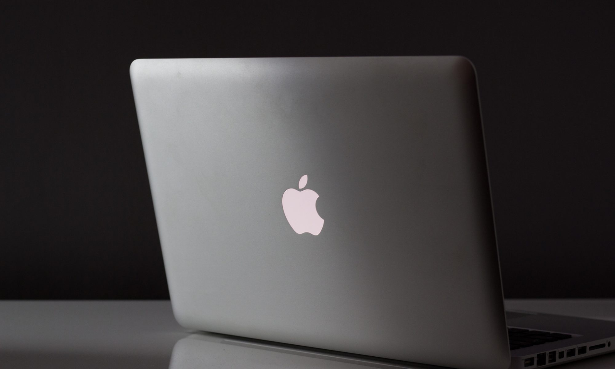 MacBook med lys i logoet