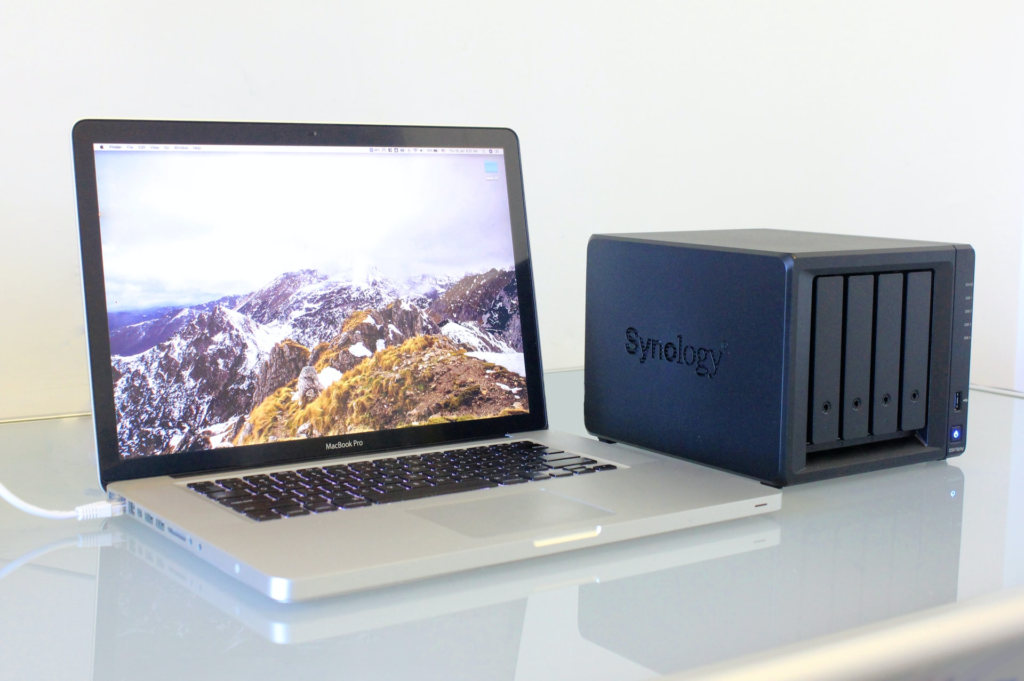 Synology NAS samt MacBook Pro