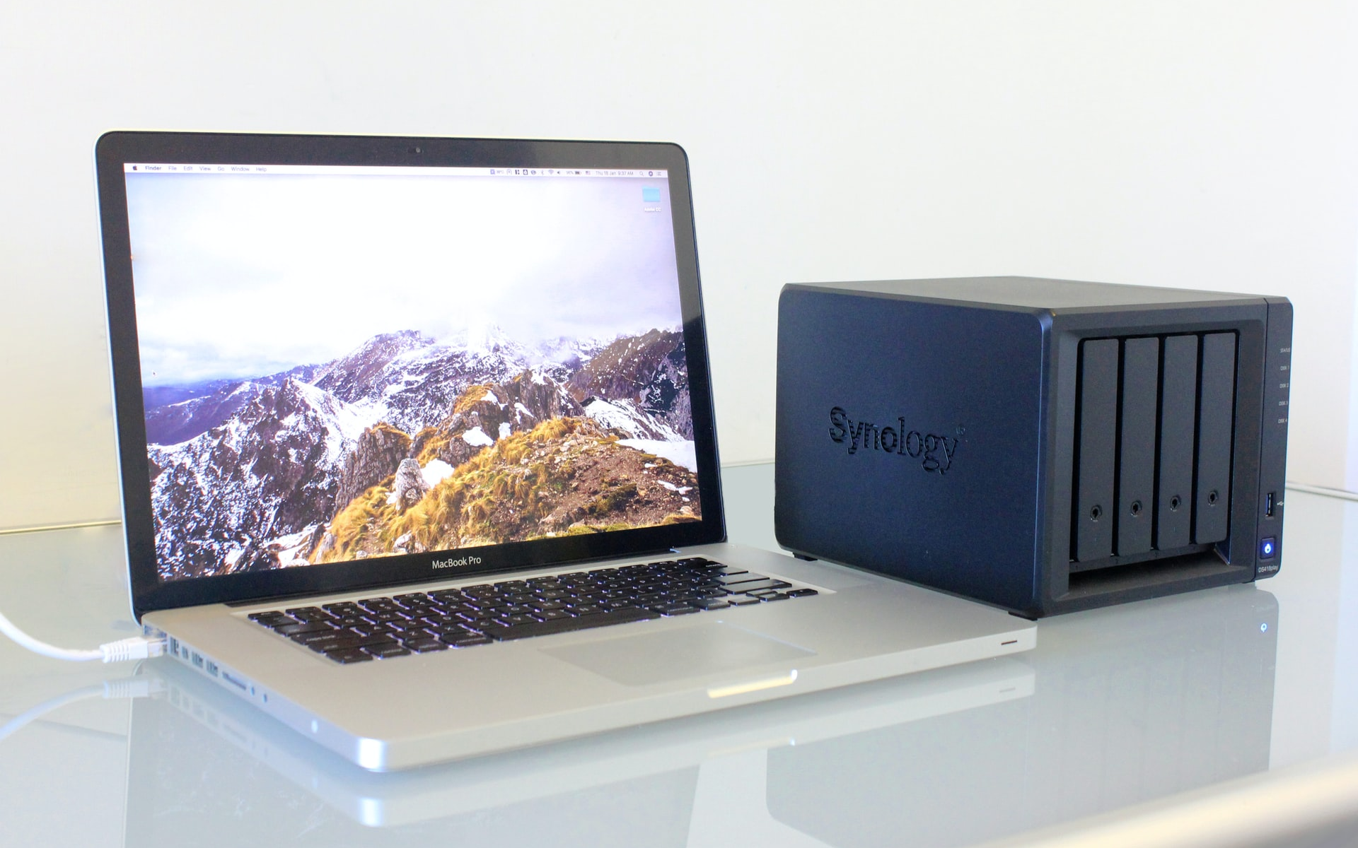 Synology NAS samt MacBook Pro
