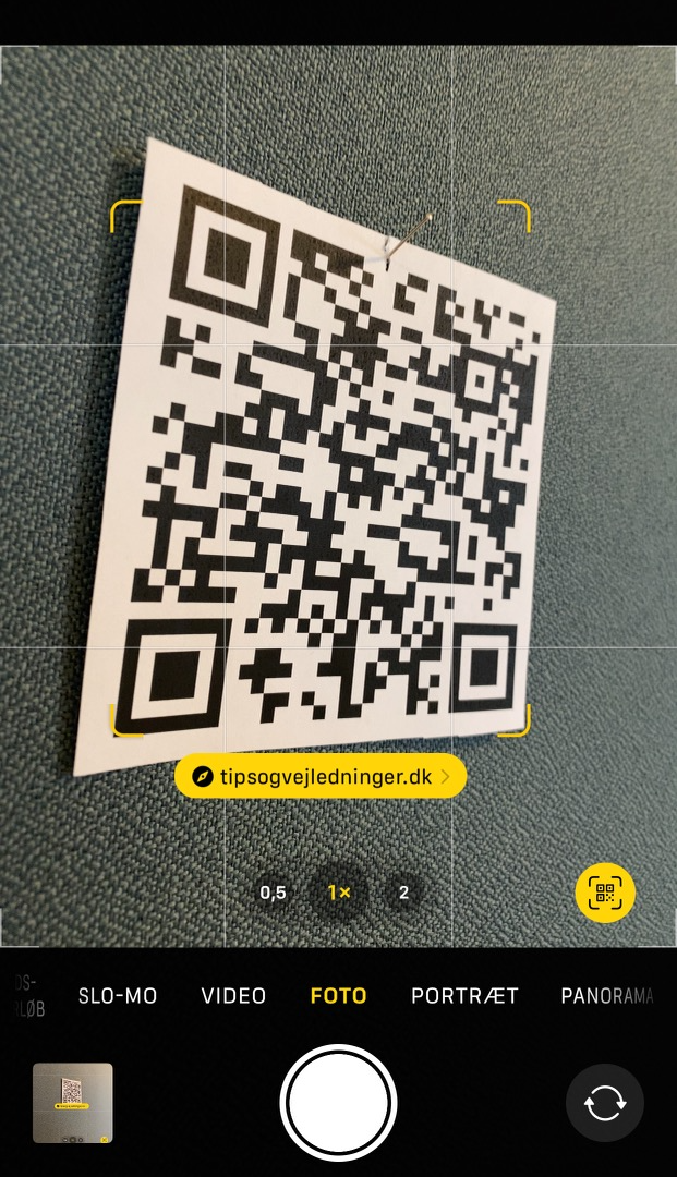 Kamera Appen i iPhone fremhæver en QR Kode der henviser til Tipsogvejledninger.dk
